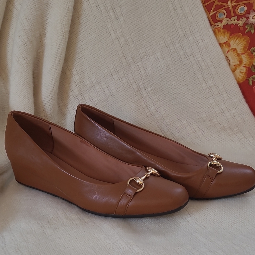 Easy Spirit Guliana Cognac Brown Leather Wedge Pumps with Gold Buckles 9 Wide